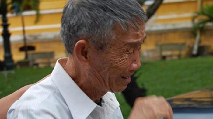 Người cha già của nhà báo Hoàng Khương bật khóc tại phiên tòa